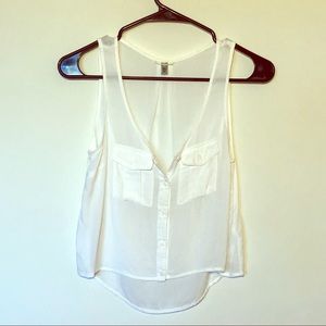UO Escoté White Button Up Crop Top